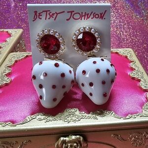 Betsey Johnson Strawberry 🍓 earrings ✨️ Beautiful ✨️🍓